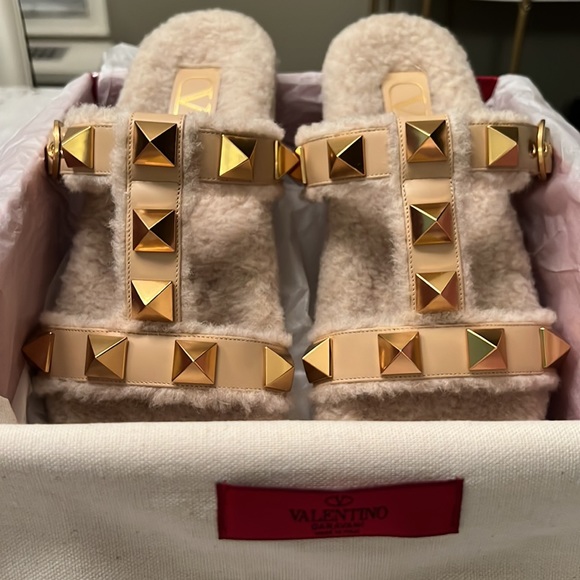 NIB VALENTINO GARAVANI womens Roman Stud Shearling Lined Sandals size 41 - Picture 5 of 7